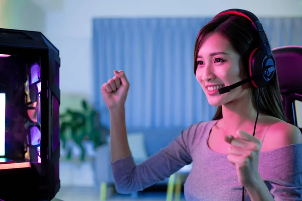 Junge Asiatische Pretty Pro Gamer Gewinnen Online Videospiel Und Jubeln — Stockfoto