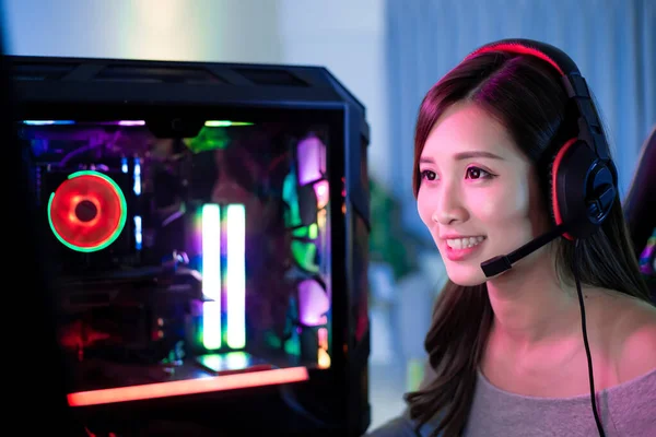 Νεαρό Ασιατικό Pro Gamer Girl Παίζοντας Απευθείας Σύνδεση Παιχνίδι Βίντεο — Φωτογραφία Αρχείου