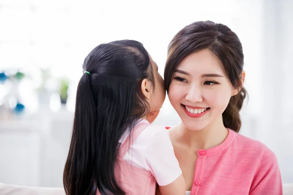 Filha Sussurrar Para Mãe Mãe Sorriso — Fotografia de Stock