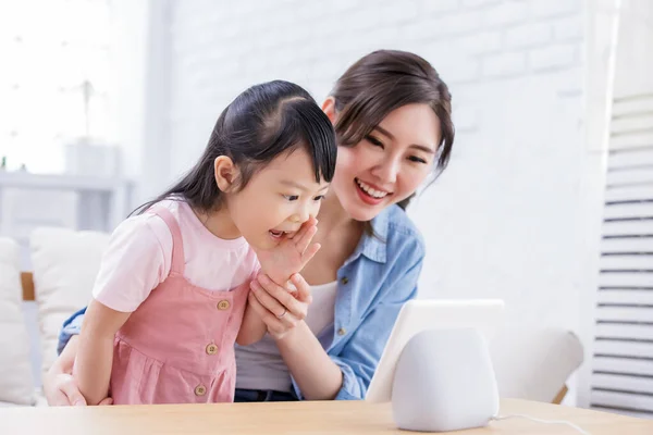 Intelligente Altoparlante Concetto Mamma Figlia Parlare Con Assistente Vocale Con — Foto Stock