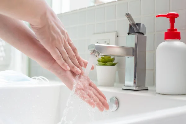 Primer Plano Lavarse Las Manos Con Agua Para Prevenir Propagación — Foto de Stock