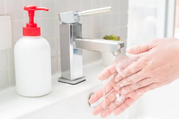 Primer Plano Lavarse Las Manos Con Agua Para Prevenir Propagación —  Fotos de Stock