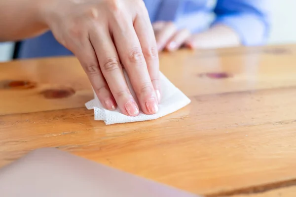 Coronavirus Covid Prevención Mesa Transparente Para Mujeres Con Toallita Desinfectante —  Fotos de Stock