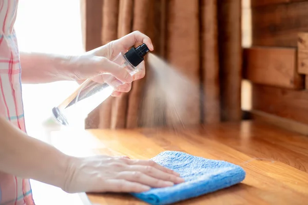 Mulher Desinfetar Superfície Mesa Com Spray Álcool Fim Matar Vírus — Fotografia de Stock