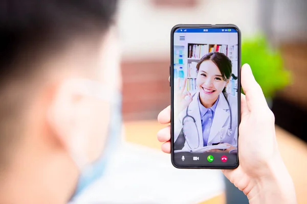 Teletıp Konsepti Asyalı Kadın Doktor Erkek Hastaya Hastalığı Akıllı Telefondan — Stok fotoğraf