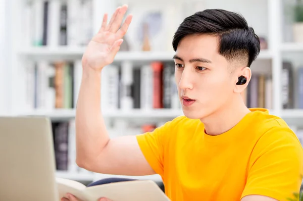 Inteligente Asiático Joven Estudiante Uso Auricular Para Estudiar Algo Los — Foto de Stock