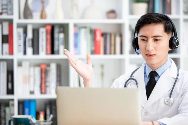 Concepto Telemedicina Médico Masculino Asiático Escuchando Paciente Habla Síntoma Internet —  Fotos de Stock