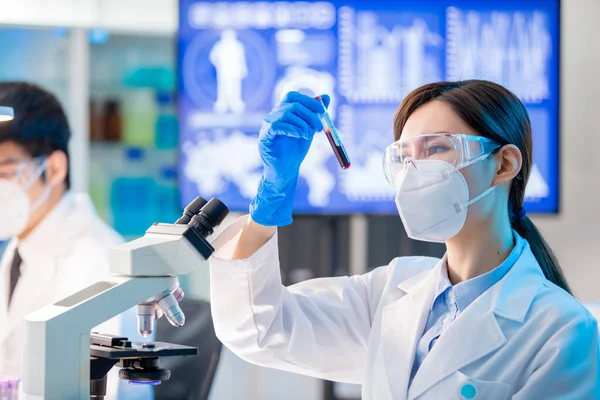 Perto Microbiologista Médico Assistente Olhar Para Resultado Das Análises Sangue — Fotografia de Stock