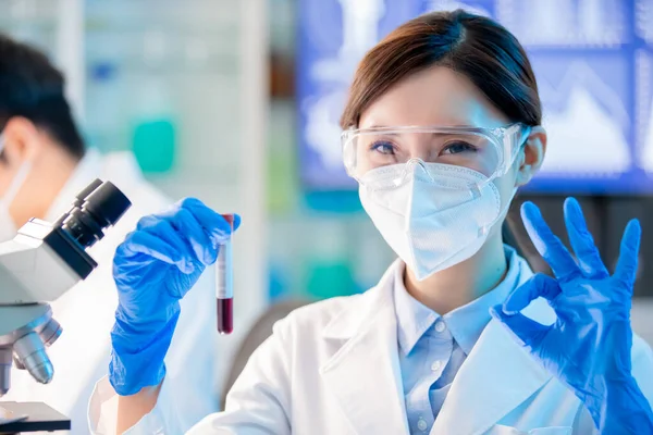 Close Microbiologista Médico Trabalhador Fazer Exames Sangue Tem Gesto — Fotografia de Stock