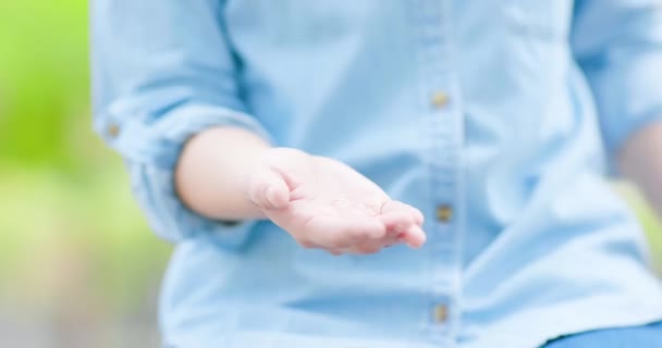 Gel desinfectante de manos de uso femenino — Vídeos de Stock