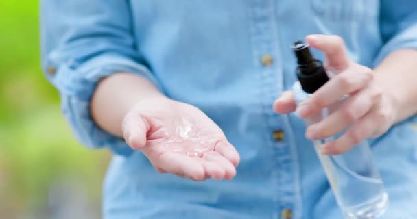 Mulher usar spray de álcool — Vídeo de Stock