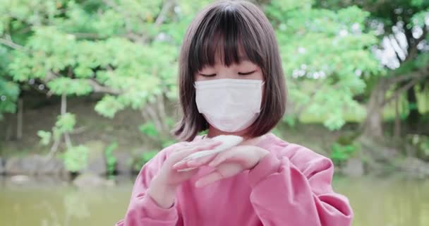 Азіатські використовують антибактеріальну тканину — стокове відео