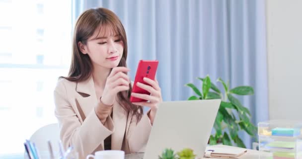Žena používat telefon a přemýšlet — Stock video