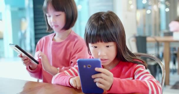 Asiático niño jugar celular — Vídeo de stock