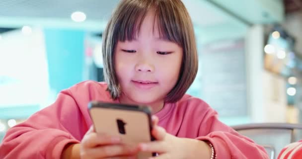 Asiático niño jugar celular — Vídeos de Stock