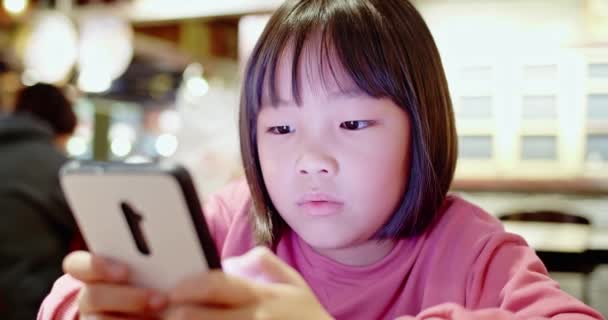 Menina asiática usar telefone celular — Vídeo de Stock