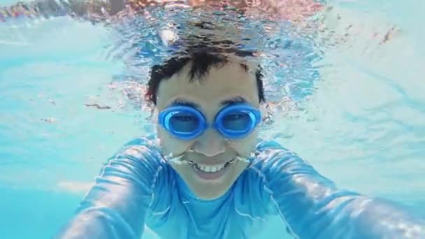 Asian man in swimming pool — Stock Video