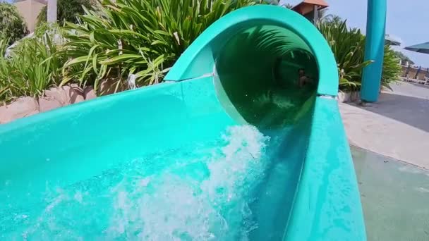 Ásia menina no água slide — Vídeo de Stock