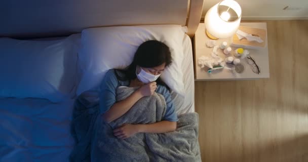 Asiatische Frau husten in Schlafzimmer — Stockvideo