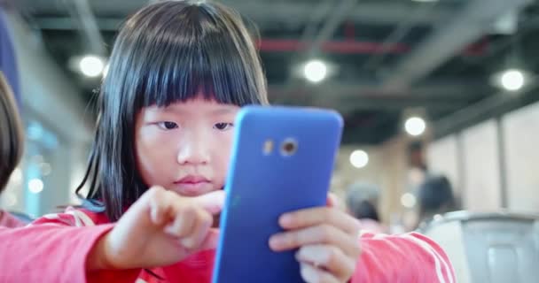 Asiático niño uso celular — Vídeo de stock