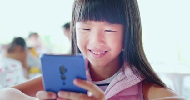 Asyalı kız cep telefonu kullanıyor — Stok video