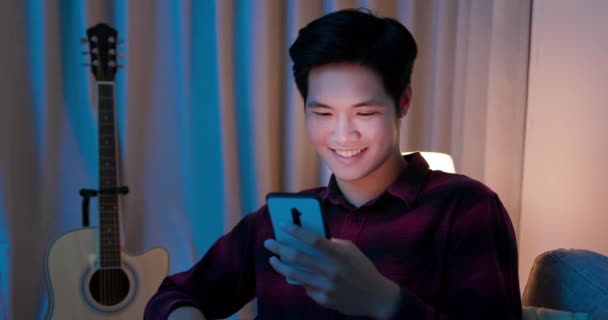 Homem usar telefone inteligente feliz — Vídeo de Stock