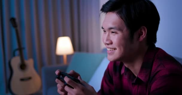 Человек играет в видеоигры — стоковое видео