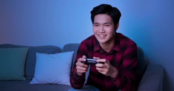 Homem jogar jogos de vídeo — Vídeo de Stock