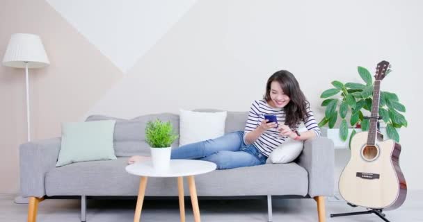 Mujer utilizar el teléfono inteligente felizmente — Vídeo de stock