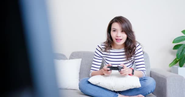 Mujer jugar videojuegos — Vídeo de stock