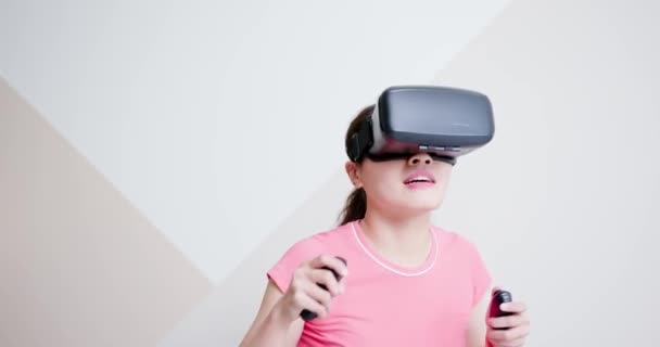 Gry kobieta grać 3D vr gry — Wideo stockowe