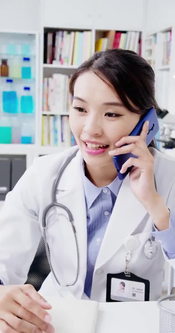 Concetto di telemedicina - parte del medico — Video Stock