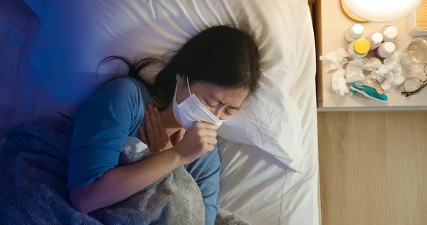 기침을 아시아 여성의 침실에 마스크로 — 스톡 사진