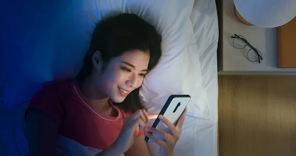 Overhead Προβολή Της Ασιατικής Γυναίκα Χρήση Smartphone Στο Κρεβάτι Νύχτα — Φωτογραφία Αρχείου