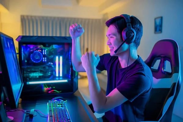 Jovem Asiático Bonito Pro Gamer Sinta Animado Jogar Jogo Cyber — Fotografia de Stock