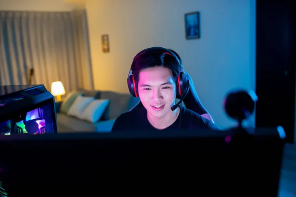 Nuori Aasialainen Komea Pro Gamer Pelaa Online Cyber Urheilu Peli — kuvapankkivalokuva