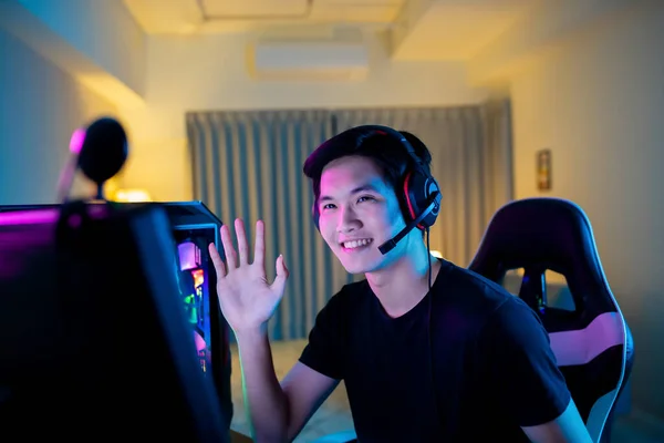 Nuori Aasialainen Pro Gamer Live Stream Sanoa Hei Faneille Onnellisesti — kuvapankkivalokuva