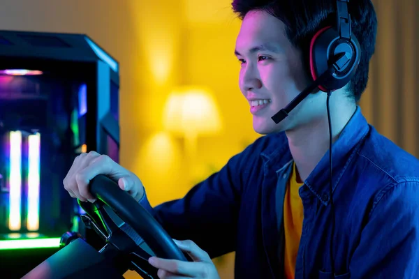 Jeune Asiatique Pro Gamer Man Jeu Vidéo Ligne Course Automobile — Photo