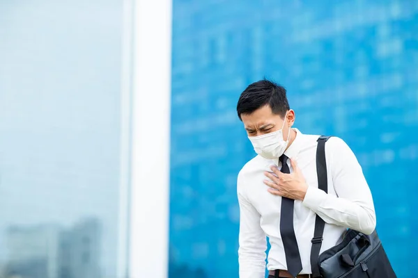 Asiático Negocios Hombre Sentir Pecho Dolor Con Quirúrgica Mascarilla Protección — Foto de Stock