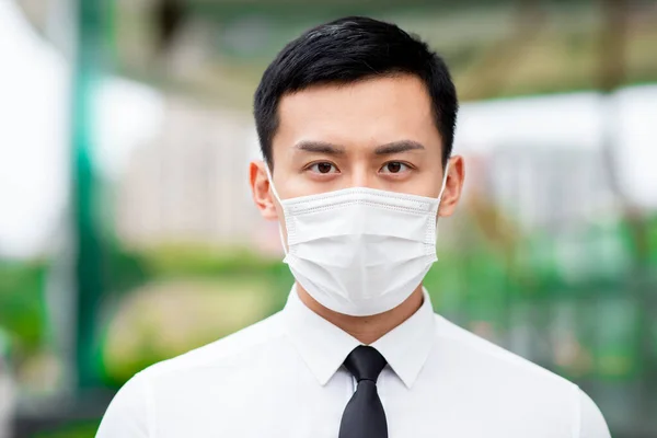 Asijský Obchodník Vzhlížet Vám Obličejovou Maskou Důsledku Covid Šíří Celém — Stock fotografie
