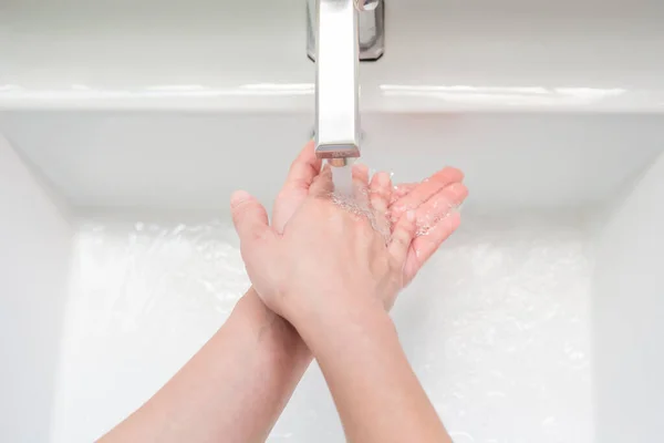 Vista Superior Cerca Lavarse Las Manos Con Agua Para Prevenir —  Fotos de Stock