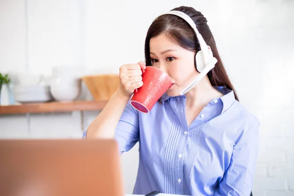 Concepto Teletrabajo Mujer Asiática Utilizar Ordenador Micrófono Auriculares Para Unirse — Foto de Stock