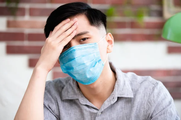 Asiatischer Mann Hat Fieber Oder Kopfschmerzen Und Schaut Dir — Stockfoto