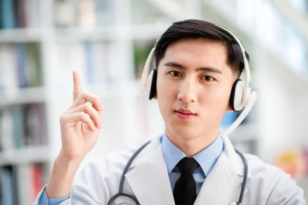 Teletıp Konsepti Asyalı Erkek Doktor Internette Hastanın Semptomlarını Dinleyip Bir — Stok fotoğraf