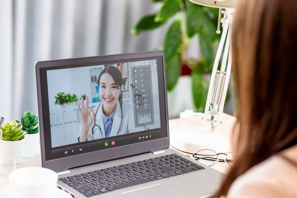 Teletıp Konsepti Asyalı Kadın Doktor Internetten Hastanın Semptomlarını Dinliyor Tamam — Stok fotoğraf