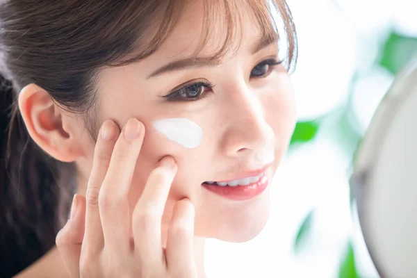 Close Asian Young Woman Look Mirror Apply Moisturized Cream Sunscreen — Stok Foto