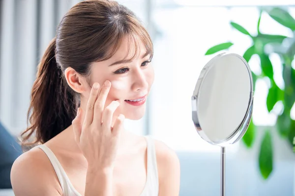 Asian Young Woman Look Mirror Apply Moisturized Cream Sunscreen Her — Stock Photo, Image