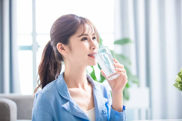 Asiático Mujer Beber Agua Sentirse Bien Casa — Foto de Stock