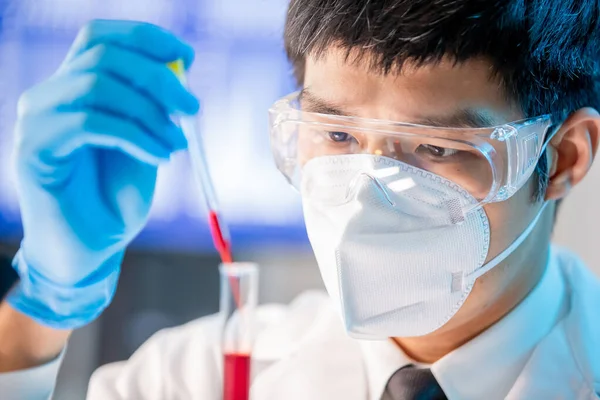 Close Microbiologista Médico Trabalhador Usar Enchimento Tubo Ensaio Com Sangue — Fotografia de Stock