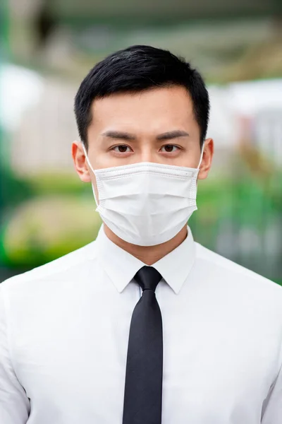 Asiatischer Geschäftsmann Mit Gesichtsmaske Wegen Covid Auf Der Ganzen Welt — Stockfoto